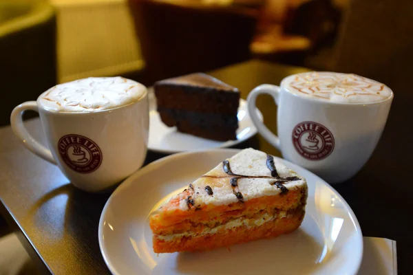 Eine Tasse Kaffee und Karottenkuchen — Stockfoto