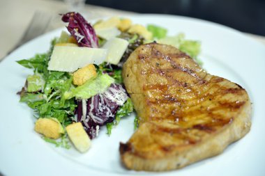 ızgara orkinos ve salata