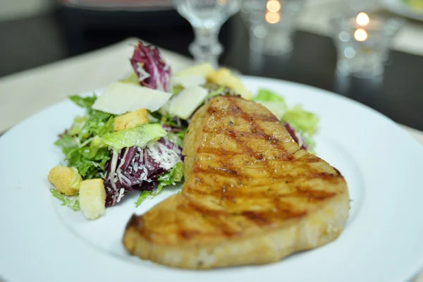 ızgara orkinos ve salata