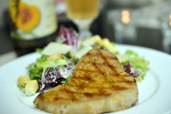 ızgara orkinos ve salata