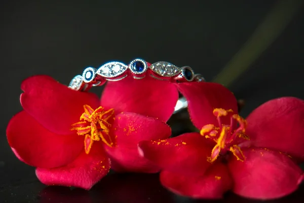 Anillo de diamantes con zafiros azules Fotos de stock libres de derechos