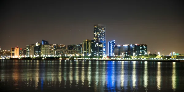 Natten staden abu dhabi — Stockfoto