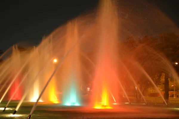 Fontaine la nuit lumières colorées — Photo