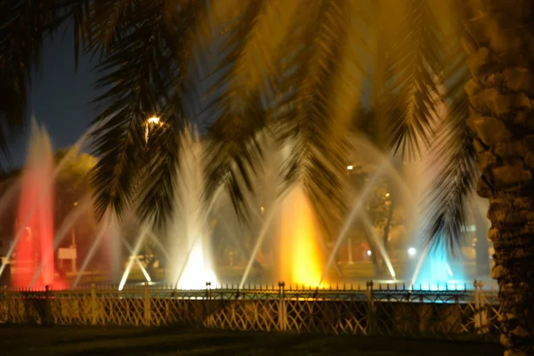 Brunnen in der Nacht bunte Lichter — Stockfoto