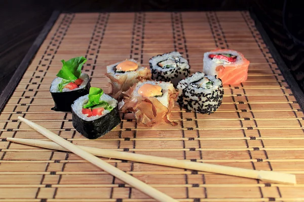 rulo ve yemek çubukları