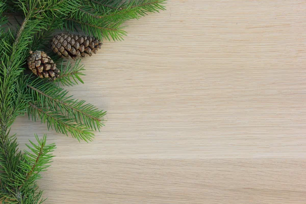 ahşap zemin ve çam dalları