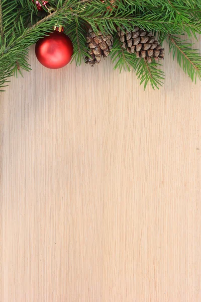 ahşap zemin ve çam dalları