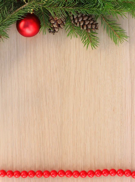 ahşap zemin ve çam dalları