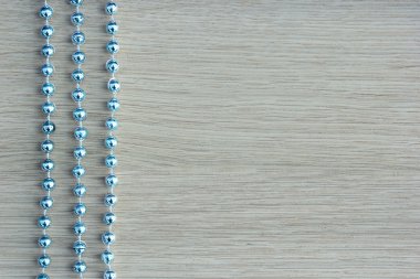 Boncuk Ahşap zemin üzerinde