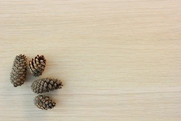 Conos de abeto en el suelo de madera — Foto de Stock