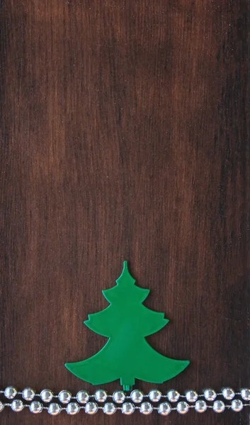 Рождественская елка и бусы на деревянном полу — стоковое фото