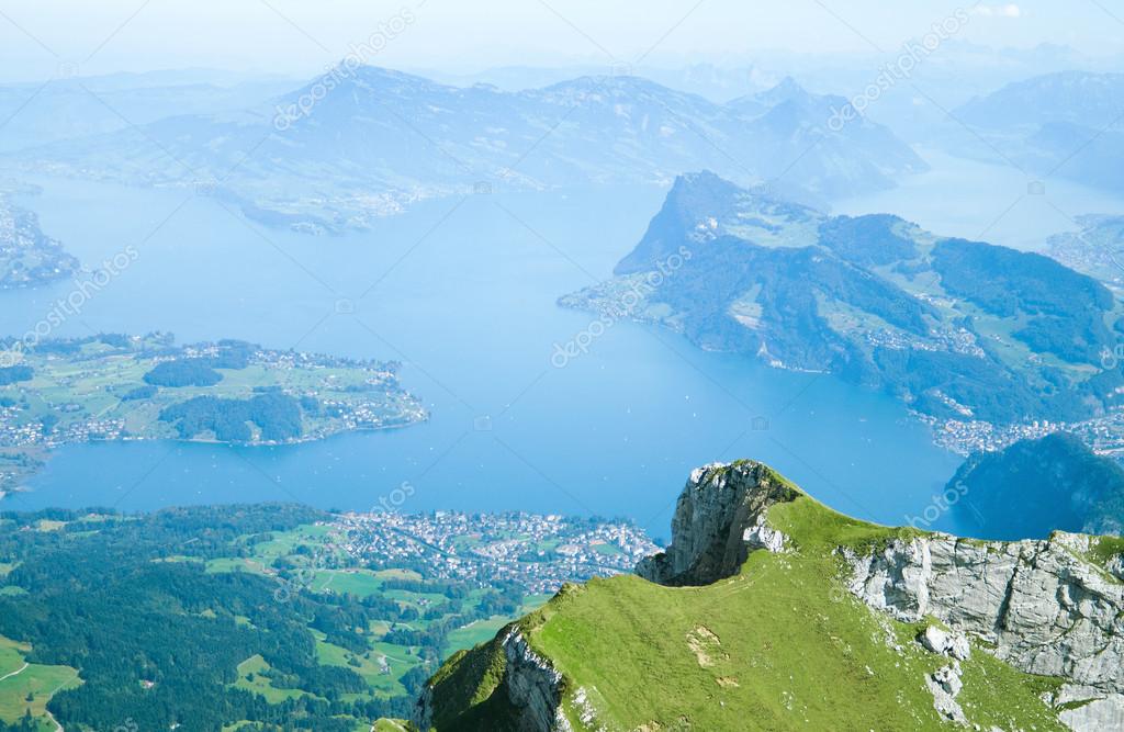 Vue sur les montagnes et la montagne — Photographie ...