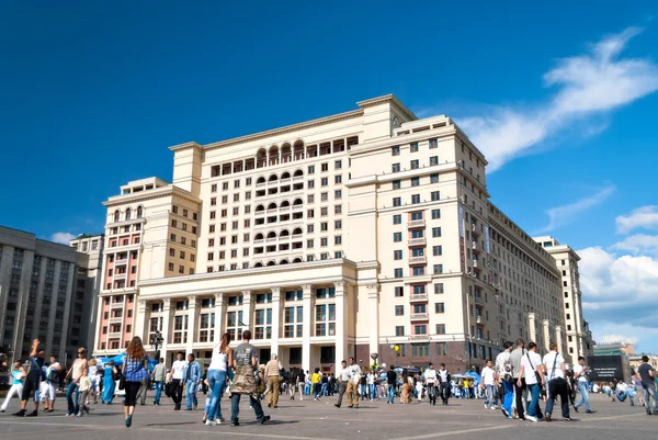 Vista de la fachada oriental del nuevo Hotel Moskva desde la Plaza Manege, Rusia — Foto de Stock