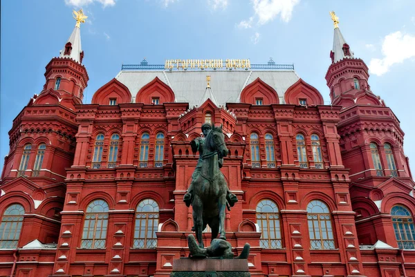 Georgy Zhukov monument against the background of Historical Museum of Russia in Moscow — Stock Photo, Image
