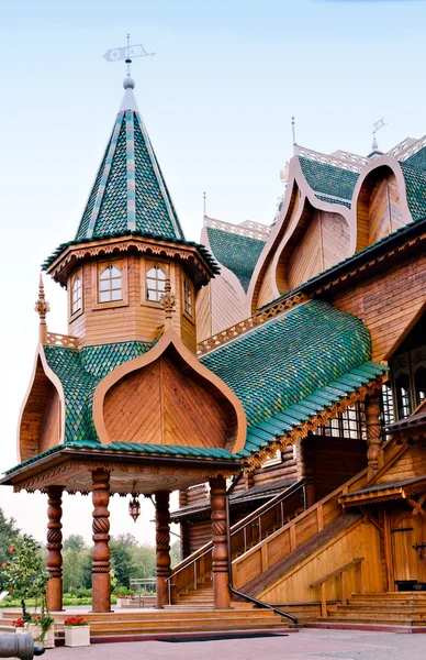 El porche del palacio de madera en Rusia —  Fotos de Stock