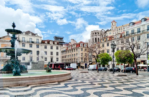 在里斯本，葡萄牙的罗西奥广场上的喷泉 图库照片