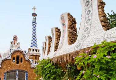 가우디의 모자이크의 fragmenes, 스페인 바르셀로나 구 엘 공원에서 작동