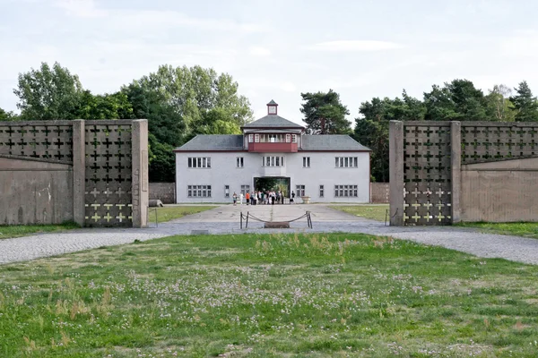 Entrada principal en el campamento nazi — Foto de Stock