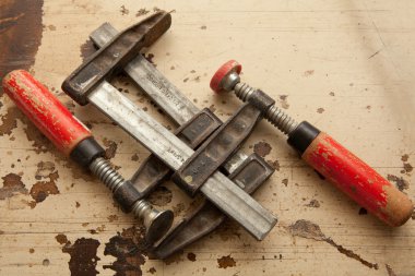 Bar atölyede Klemensler