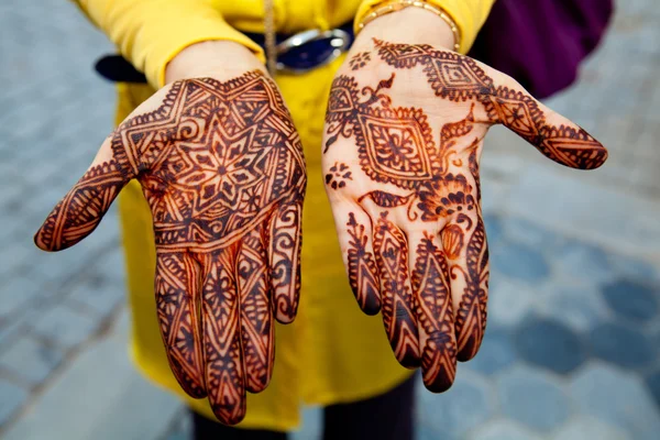 Henna bemalte Hände — Stockfoto