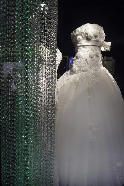 Vestido de novia en una tienda — Foto de Stock