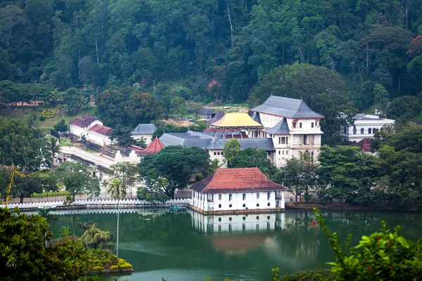 Eine der berühmtesten sehenswürdigkeiten auf sri lanka, tempel der auch — Stockfoto