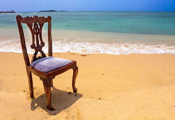 Cadeira de madeira velha, elegante, na praia tropical em Unawatuna, Sri L — Fotografia de Stock