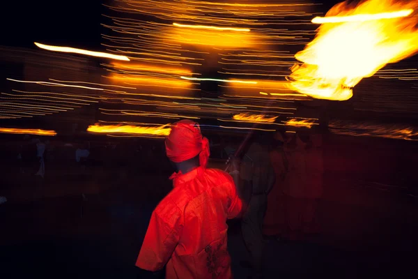 Kunstenaar houden van brand op het peratera festival in colombo, sri lanka — Stockfoto