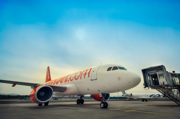 Ljubljana - 20 Nisan: passange için Taksilemek Easyjet'ın uçak