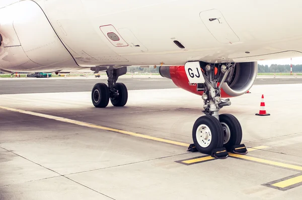 Attrezzi di atterraggio e carrello di un aereo a reazione, parcheggiati — Foto Stock