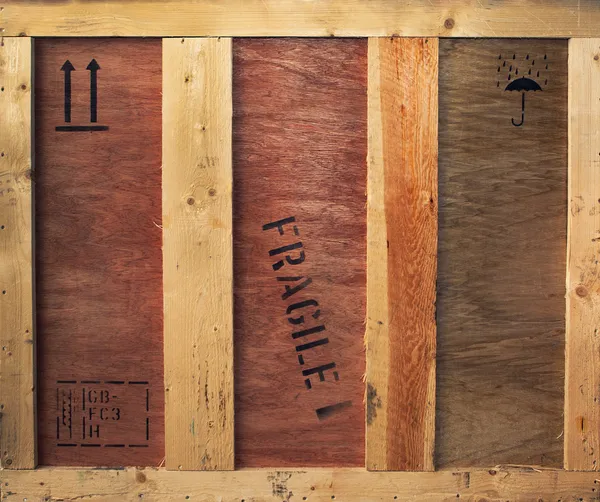Caixa de madeira com sinais frágeis e de frete Imagem De Stock