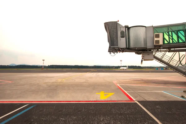 Leerer Steg wartet auf Ankunft eines Flugzeugs am Flughafen — Stockfoto