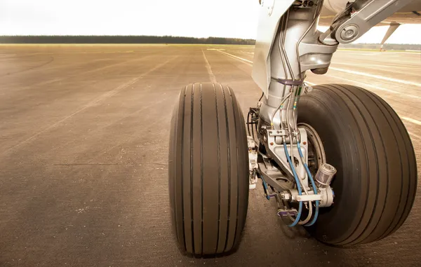 Fahrwerk, Räder, auf der Landebahn, Nahaufnahme — Stockfoto