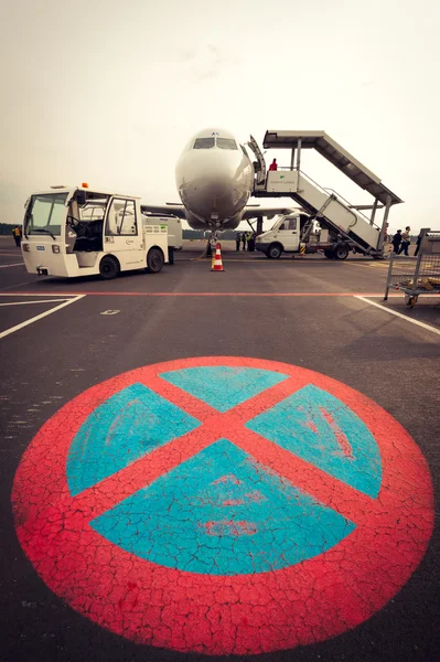 Avião estacionado no Aeroporto de Liubliana sem sinal de estacionamento na frente — Fotografia de Stock