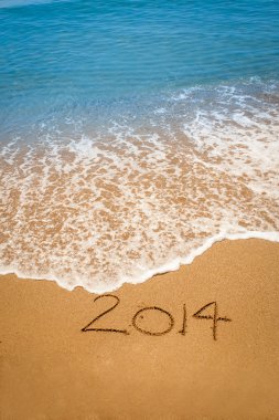 yıl 2014 tropik sahilde kum yazılmış