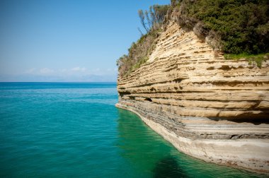 tropikal plaj turkuaz su ile dramatik uçurum