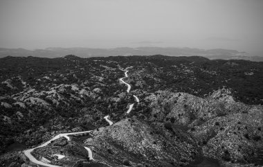 hiçbir yol, yol tepeler arasında siyah beyaz resim ve