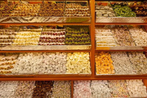 Turkiska sötsaker på marknaden i istanbul — Stockfoto
