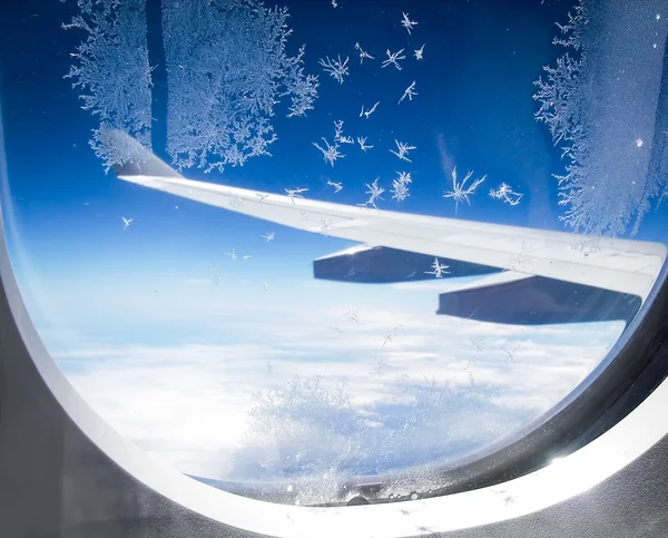 Flores de gelo na janela do avião — Fotografia de Stock