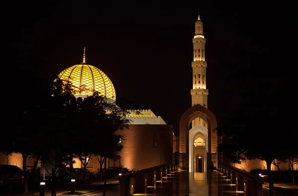 Gran mezquita de noche en Mascate, Omán — Foto de Stock