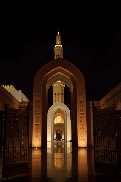 Grande mesquita à noite em Mascate, Omã — Fotografia de Stock