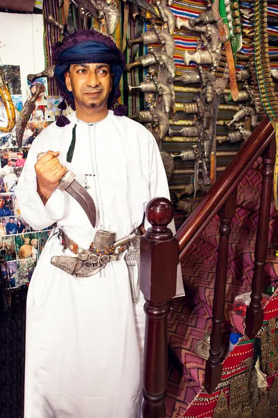 Vendedor de cuchillos en el mercado de Mascate muestra su cuchillo tradicional omaní —  Fotos de Stock