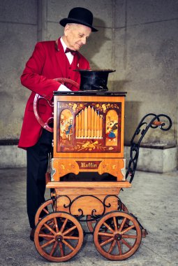 Ljubljana, Slovenya - 25 Mayıs: unidentifed eski varil organ grind