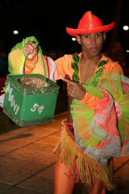 Kübalı dansçı gösteriden sonra para toplamak