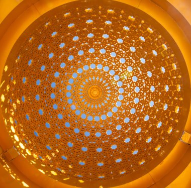 Arap desenleri ile altın çatı