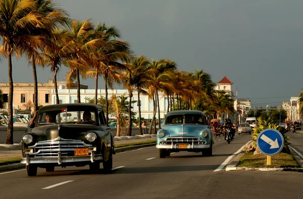 Stare samochody na malecon w cienfuegos, Kuba — Zdjęcie stockowe