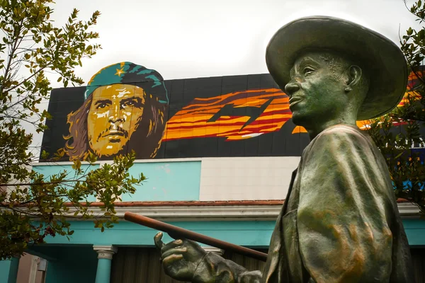 Benny More statue in front of Che Guevara painting in Cienfuegos, Cuba — Stock Photo, Image