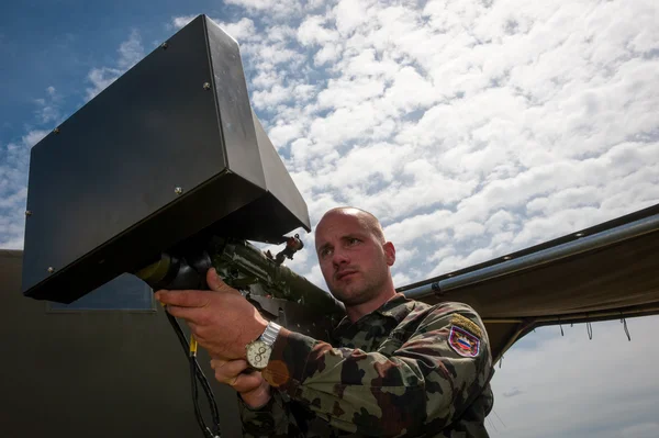 Солдат представляет электронную ракетную установку — стоковое фото