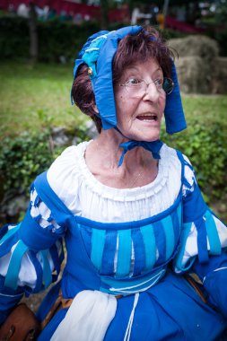 oudere dame in middeleeuwse kostuum
