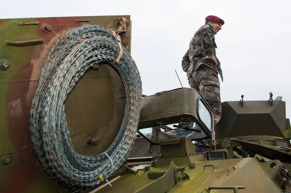 Rouleau de fil de fer barbelé et un soldat sur véhicule blindé — Photo